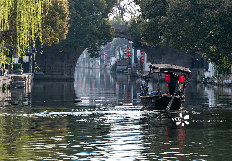 春天的浙江嘉兴嘉善西塘古镇小桥流水人家江南水乡民居建筑倒影景观.西塘古镇挂着红灯笼的乌篷船游船图片素材