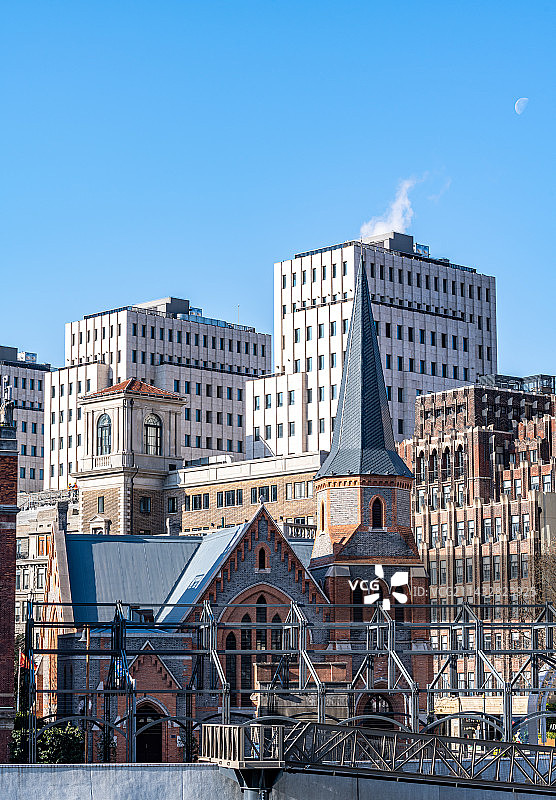 上海苏州河畔看纯净蓝天下的上海新天安教堂上海城市建筑景观图片素材