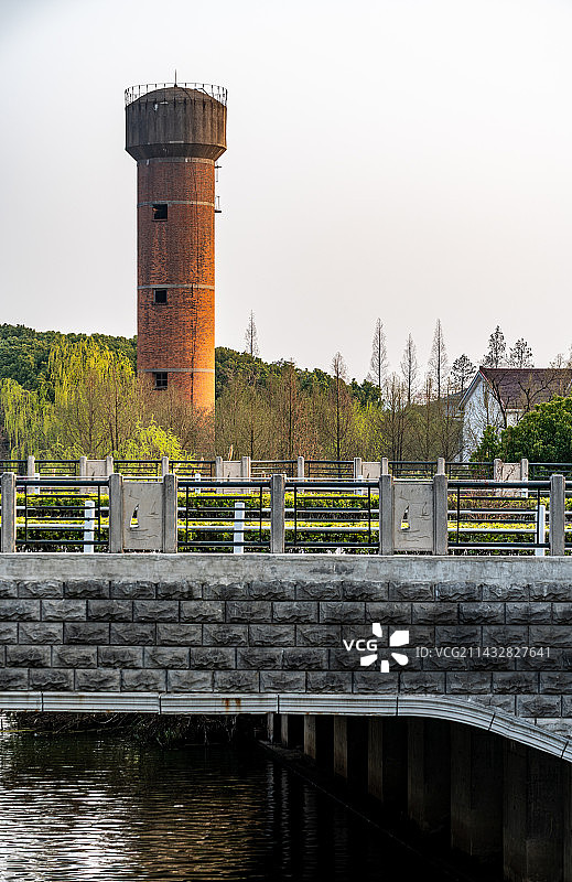 黄昏中的江苏无锡长广溪国际湿地公园桥与砖塔图片素材