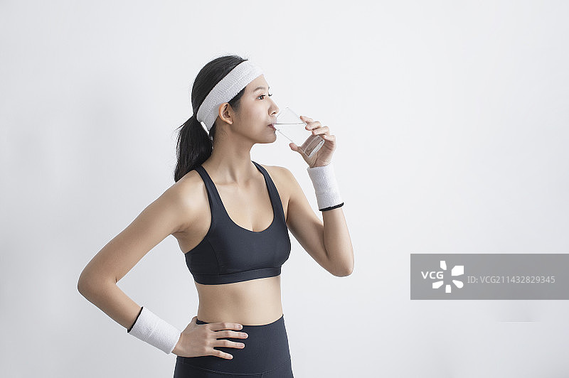 美女运动后喝水补充水分水当当图片素材