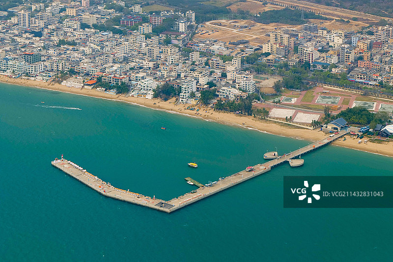 三亚城市建筑与海滩图片素材