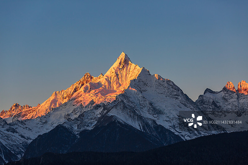 日照梅里雪山面茨姆峰神女峰图片素材