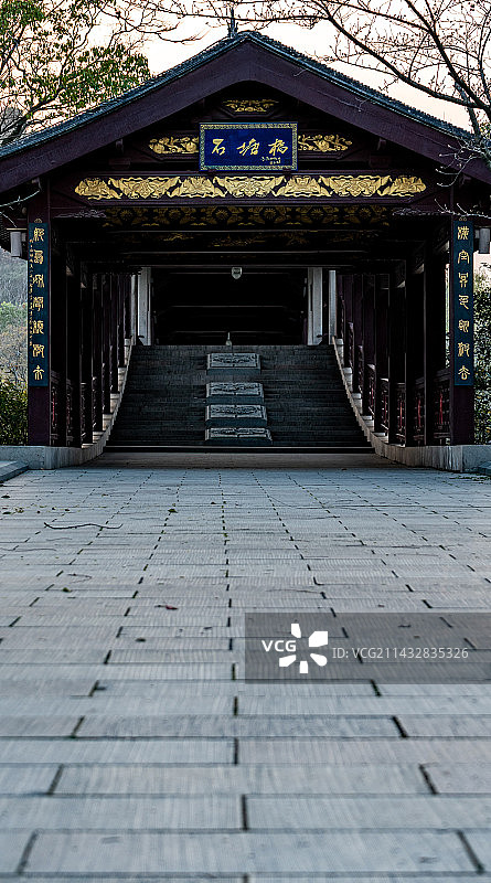 黄昏晚霞中的江苏无锡长广溪国际湿地公园长广溪石塘桥廊桥图片素材