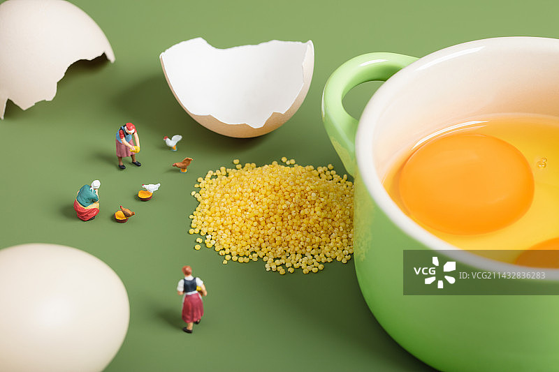 微缩创意谷物鸡蛋与饲养农户图片素材