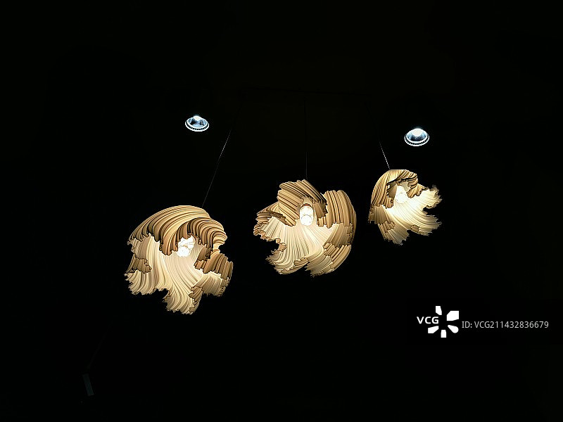 黑色背景下照明设备的特写镜头图片素材