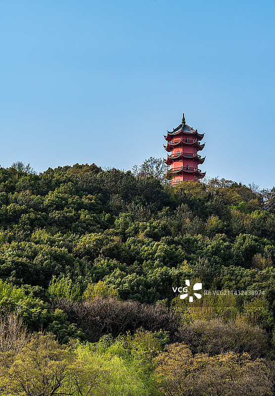 纯净蓝天与绿树背景映衬中的江苏无锡中国历史文化名街惠山古镇锡山塔龙光塔景观图片素材
