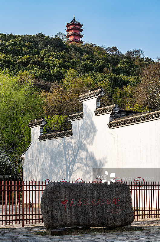 纯净蓝天与绿树背景映衬中的江苏无锡中国历史文化名街惠山古镇锡山塔龙光塔景观图片素材