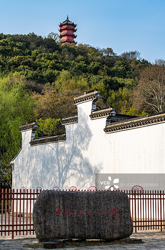 纯净蓝天与绿树背景映衬中的江苏无锡中国历史文化名街惠山古镇锡山塔龙光塔景观图片素材