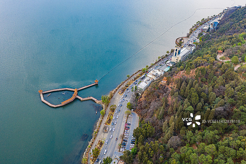航拍云南大理洱海风光 海心亭码头及湖滨观景平台木栈道 高原淡水湖图片素材