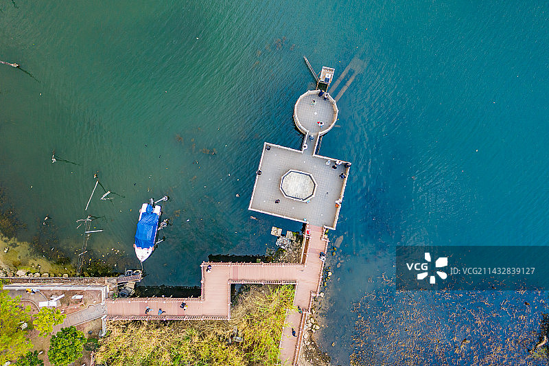 航拍云南大理洱海风光 湖滨观景平台木栈道 高原淡水湖 苍山洱海国家级自然保护区图片素材