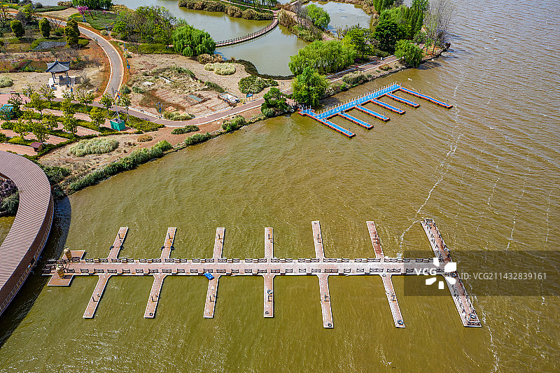 航拍云南昆明古滇精品湿地公园游船码头 滇池古渡 昆明滇池外海 晋宁区原生态湿地 古滇国文化园图片素材