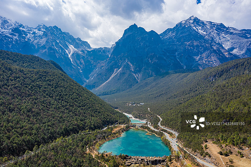 航拍云南丽江玉龙雪山蓝月谷风景区 白水河 月牙状山谷湛蓝湖水 高原湖泊 小九寨沟图片素材