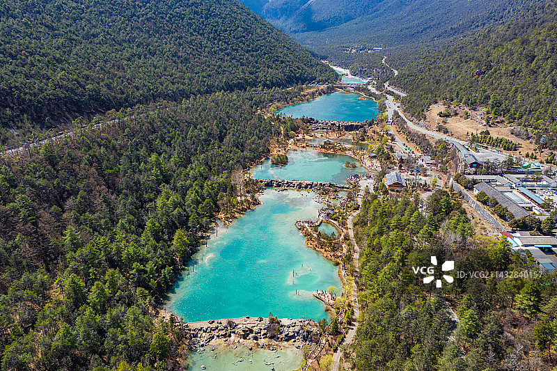 航拍云南丽江玉龙雪山蓝月谷风景区 白水河 月牙状山谷湛蓝湖水 高原湖泊 小九寨沟图片素材