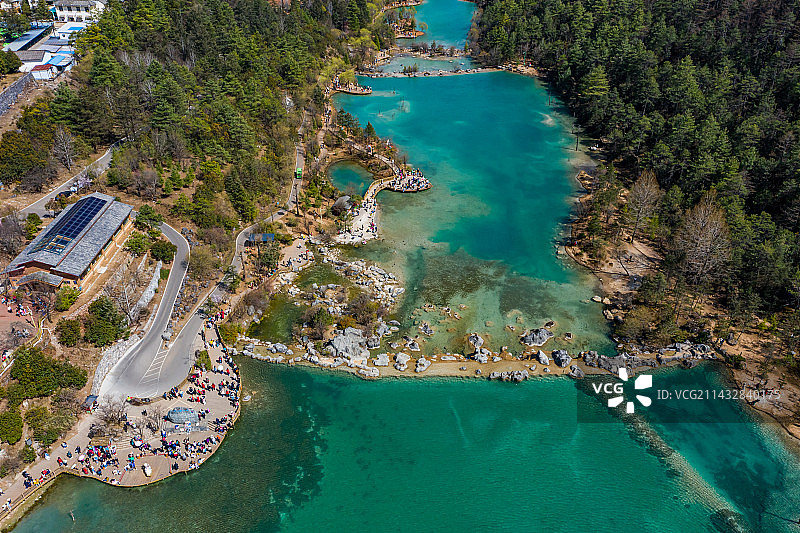航拍云南丽江玉龙雪山蓝月谷风景区 白水河 月牙状山谷湛蓝湖水 高原湖泊 小九寨沟图片素材