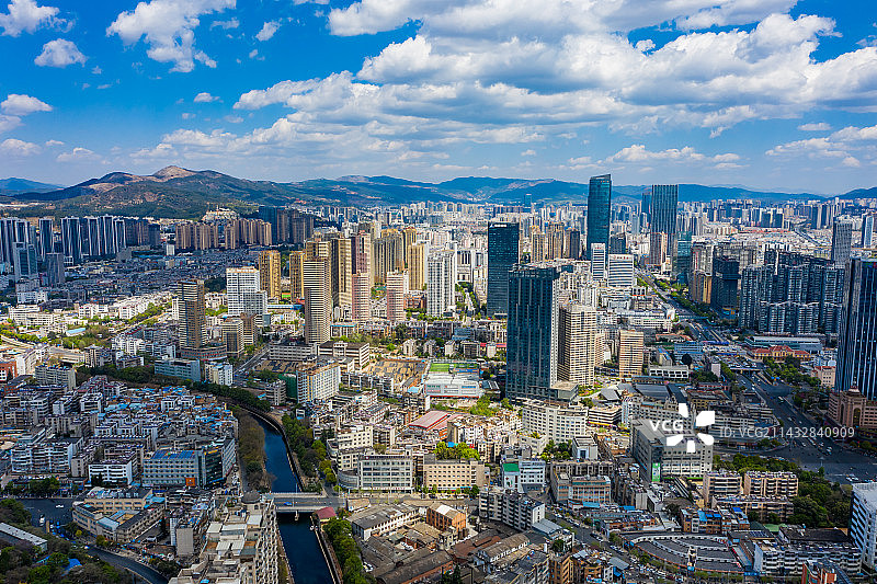 航拍城市建筑群 盘龙江河流水系 都市天际线 云南省昆明市盘龙区 高层建筑群 蓝天白云图片素材