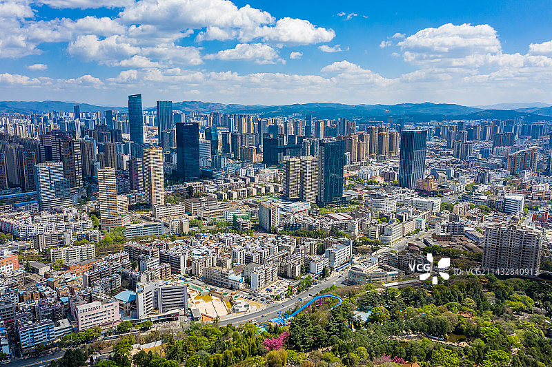 航拍城市建筑群 都市天际线 云南省昆明市盘龙区 高层建筑群 蓝天白云图片素材