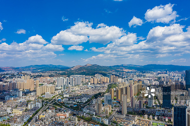 航拍城市建筑群 都市天际线 云南省昆明市盘龙区小菜园立交桥 高层建筑群 蓝天白云图片素材
