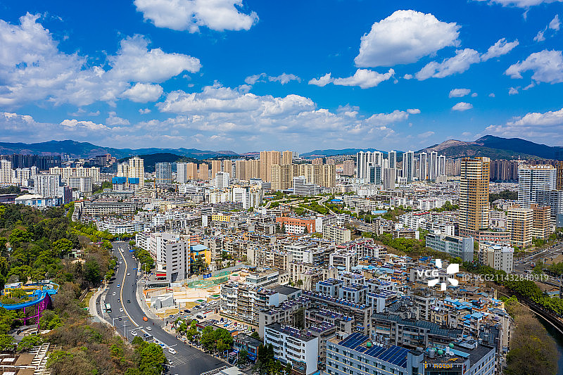 航拍城市建筑群 都市天际线 云南省昆明市盘龙区 高层建筑群 蓝天白云图片素材