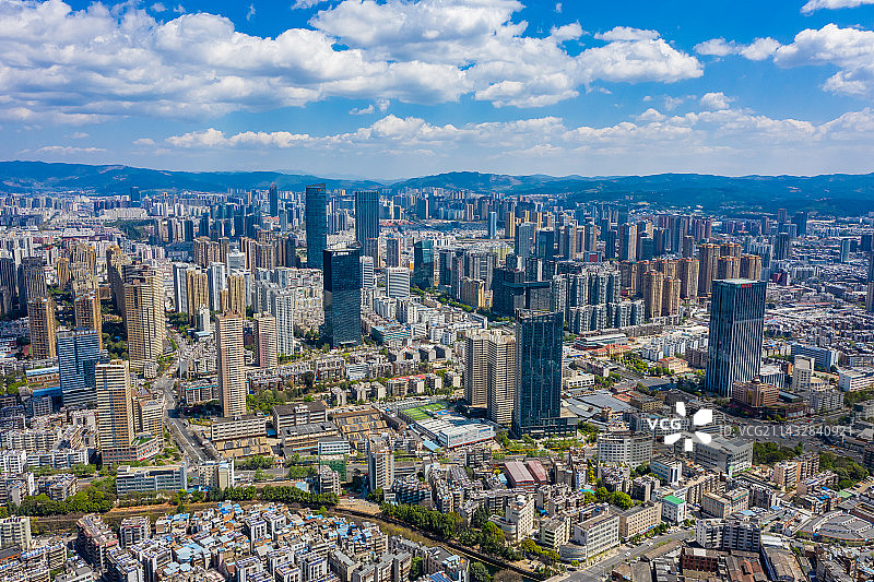 航拍城市建筑群 都市天际线 云南省昆明市盘龙区 高层建筑群 蓝天白云图片素材