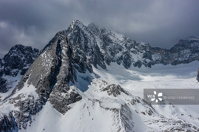 航拍云南丽江玉龙雪山 冰川公园 主峰扇子陡东北坡 雪山山峰终年积雪 温带海洋性冰川图片素材