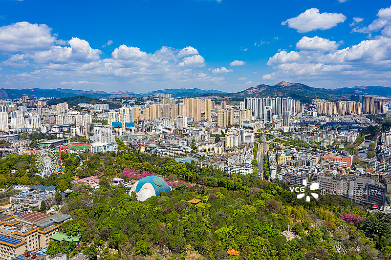 航拍云南昆明圆通山 昆明动物园 都市天际线 城市中心地标建筑群 蓝天白云 昆明圆通山动物园图片素材