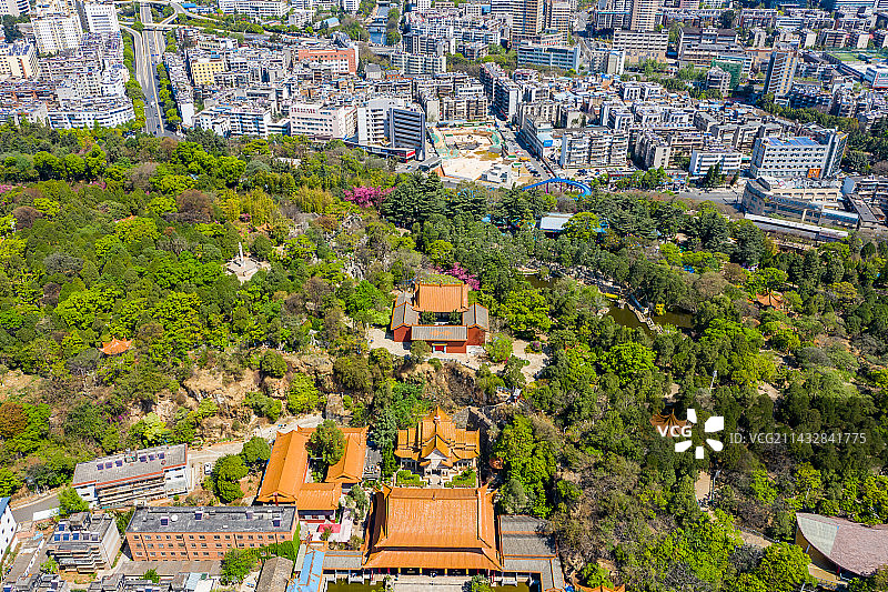 航拍云南昆明圆通山 昆明圆通寺 圆通禅寺 都市天际线 城市中心地标建筑群图片素材