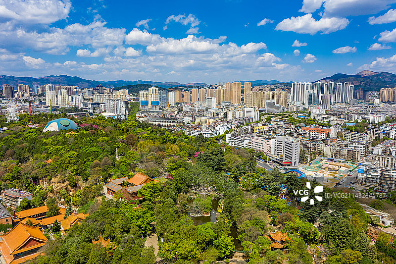 航拍云南昆明圆通山 昆明动物园 都市天际线 城市中心地标建筑群 蓝天白云 昆明圆通山动物园图片素材
