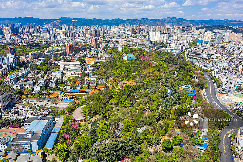 航拍云南昆明圆通山 昆明动物园 都市天际线 城市中心地标建筑群 蓝天白云 昆明圆通山动物园图片素材
