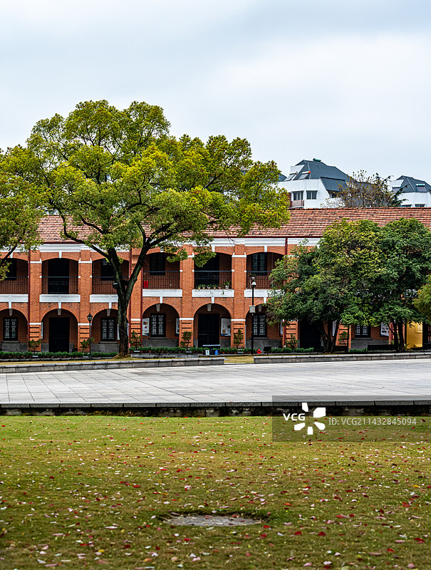 雨中的湖北武汉武昌辛亥革命纪念馆鄂军都督府红楼建筑景观.武昌起义史迹陈列馆图片素材