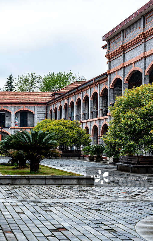 雨中的湖北武汉武昌辛亥革命纪念馆鄂军都督府红楼建筑景观.武昌起义史迹陈列馆图片素材