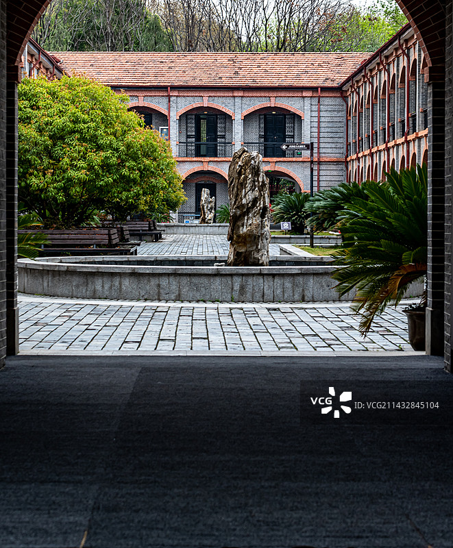 雨中的湖北武汉武昌辛亥革命纪念馆鄂军都督府红楼建筑景观.武昌起义史迹陈列馆图片素材