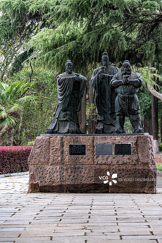 湖北武汉汉阳龟山公园刘关张桃园三结义雕塑图片素材