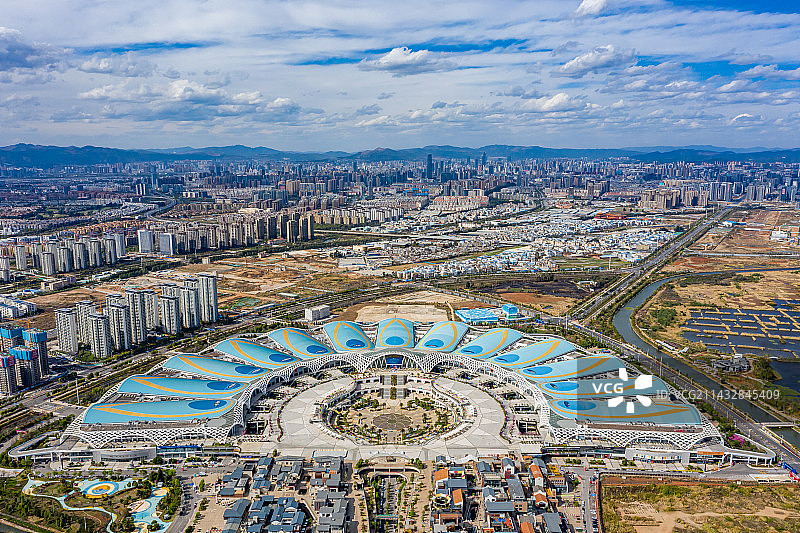 航拍云南昆明滇池国际会展中心 昆明福保半岛 中国南亚博览会暨昆明进出口商品交易会会场 扇形孔雀开屏图片素材