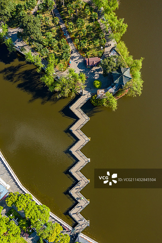 航拍云南昆明翠湖公园 旅游目的地 城市天际线 菜海子 九龙池 湖心岛景观 湖泊湿地图片素材