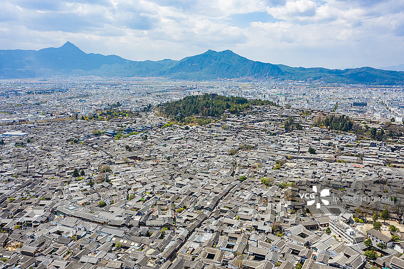 航拍云南丽江古城传统建筑 蓝天白云 丽江大研古城 丽江古城区大研镇 世界文化遗产 古镇古建筑群图片素材