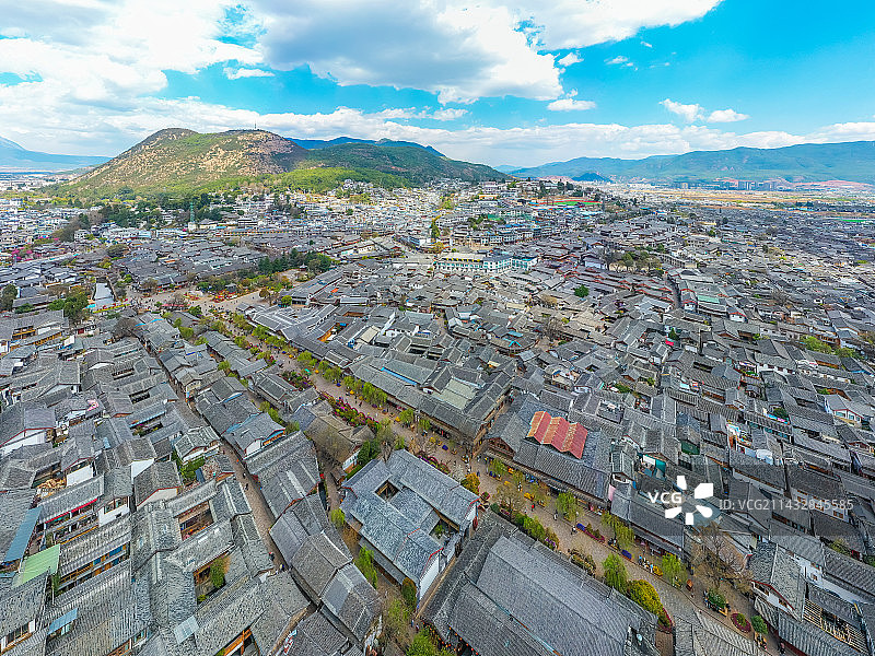 航拍云南丽江古城传统建筑 蓝天白云 丽江大研古城 丽江古城区大研镇 世界文化遗产 古镇古建筑群图片素材