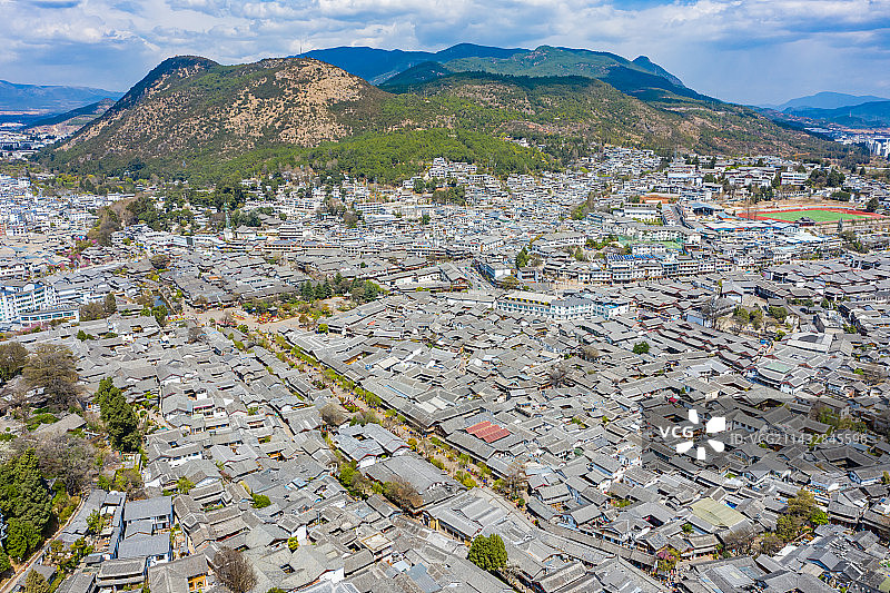 航拍云南丽江古城传统建筑 蓝天白云 丽江大研古城 丽江古城区大研镇 世界文化遗产 古镇古建筑群图片素材