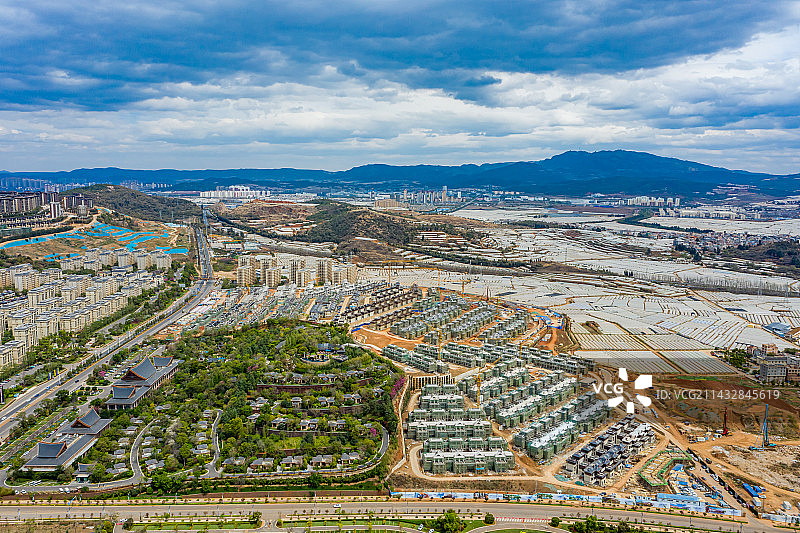 航拍七彩云南古滇名城度假区 高端住宅建筑群 云南昆明滇池南岸 晋宁区文旅养生养老度假区图片素材