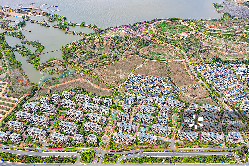 航拍七彩云南古滇名城度假区 高端住宅建筑群 云南昆明滇池南岸 晋宁区文旅养生养老度假区图片素材