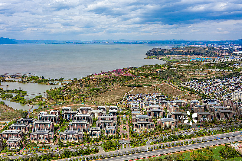 航拍七彩云南古滇名城度假区 高端住宅建筑群 云南昆明滇池南岸 晋宁区文旅养生养老度假区图片素材