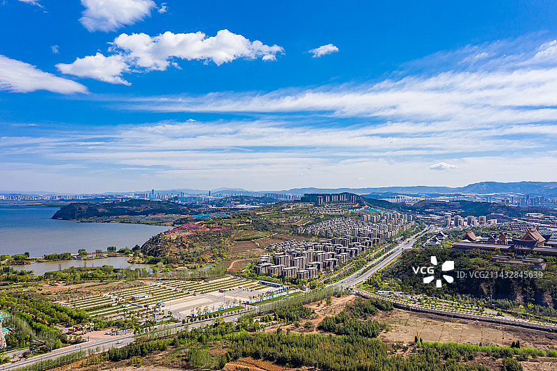 航拍七彩云南古滇名城度假区 高端住宅建筑群 云南昆明滇池南岸 晋宁区文旅养生养老度假区图片素材