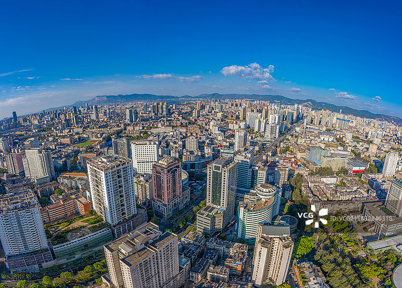 航拍云南昆明五华区城市建筑群 蓝天 市中心人民路附近高楼大厦矗立 繁华都市天际线图片素材