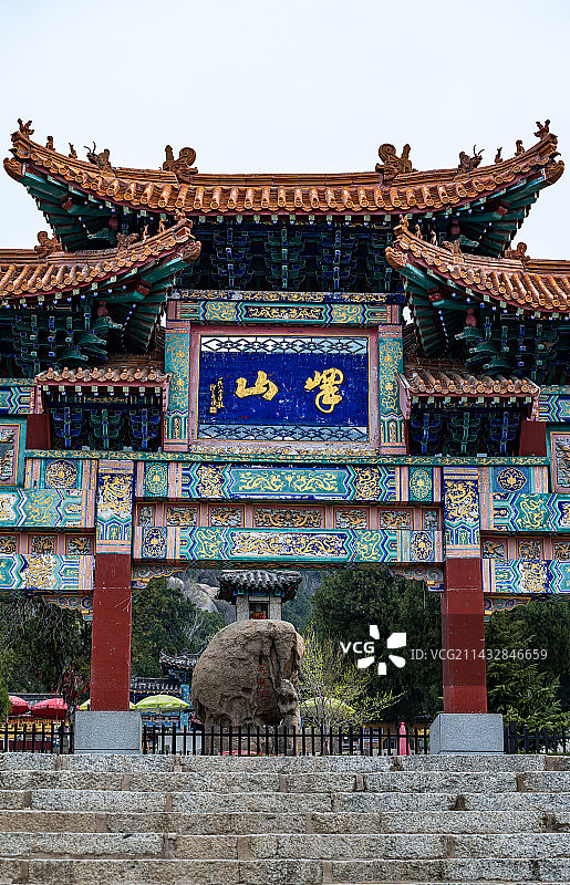 登东山而小鲁.天下第一奇山山东济宁邹城峄山风景区建筑景观图片素材