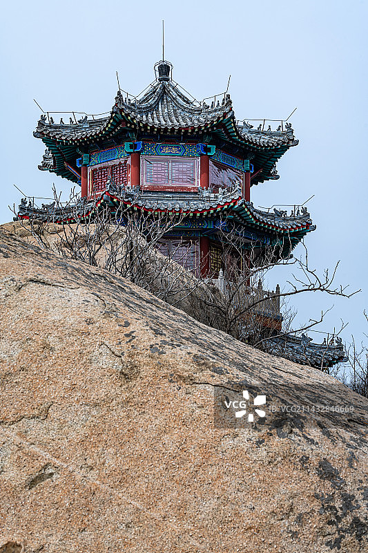 登东山而小鲁.天下第一奇山山东济宁邹城峄山风景区建筑景观图片素材