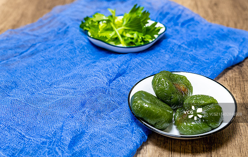春天里的美食江南美食艾草青团特写镜头.江南传统小吃青团的种类与口味图片素材