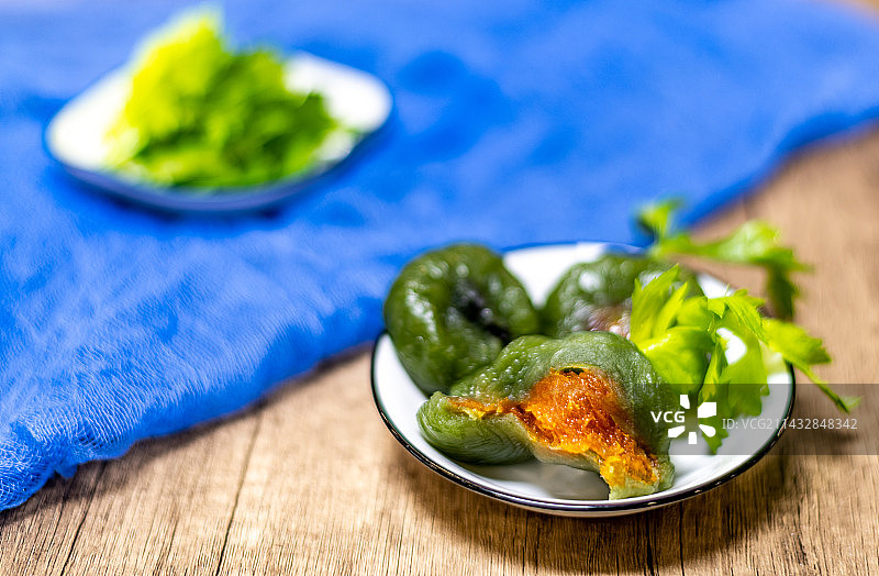 春天里的美食江南美食艾草青团特写镜头.江南传统小吃青团的种类与口味图片素材