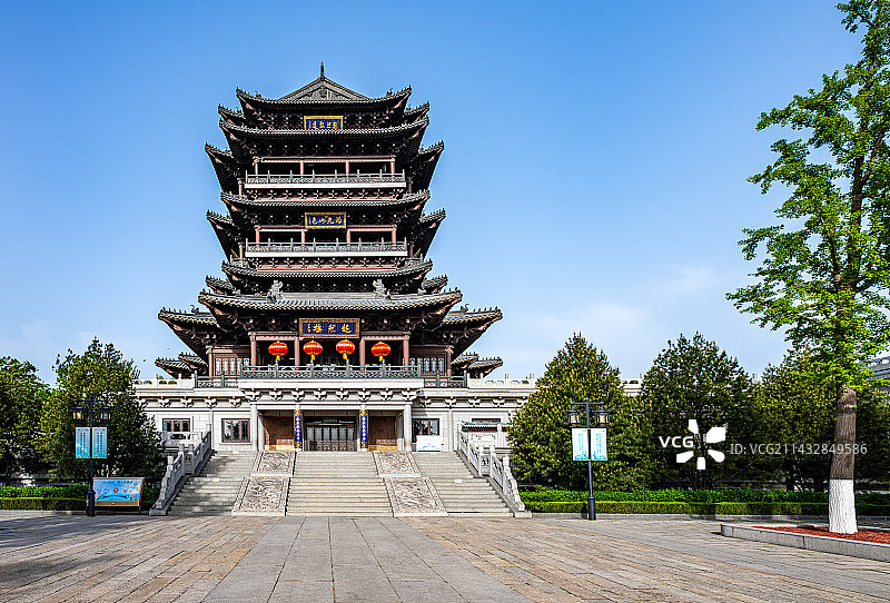 纯净蓝天背景下的山东济南大明湖风景区超然楼建筑景观图片素材