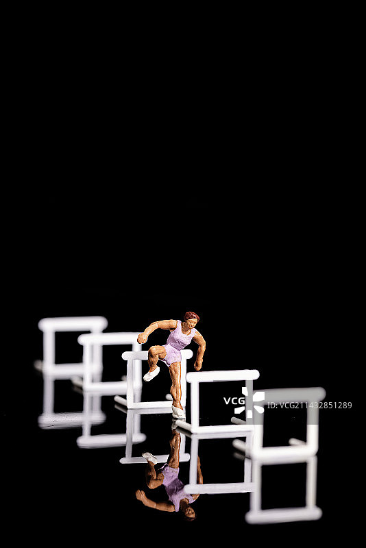 运动会110米栏跨栏冲刺微缩创意图片图片素材