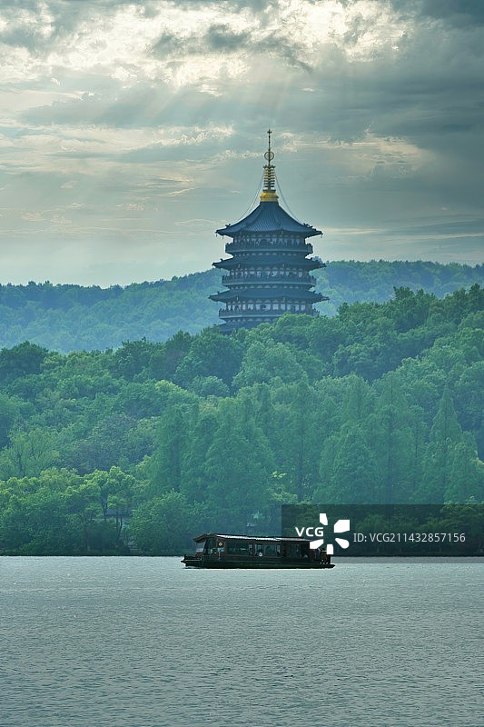 春天在苏堤遥望雷峰塔图片素材