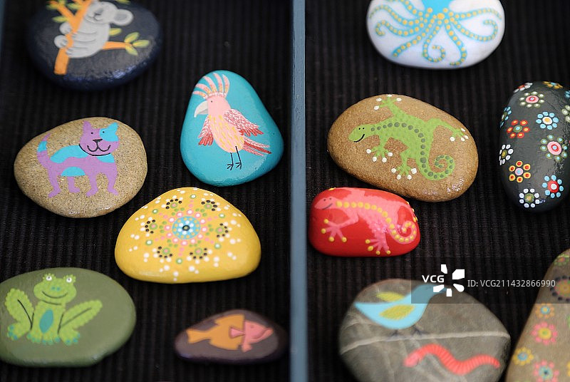 手绘彩色鹅暖石图片素材